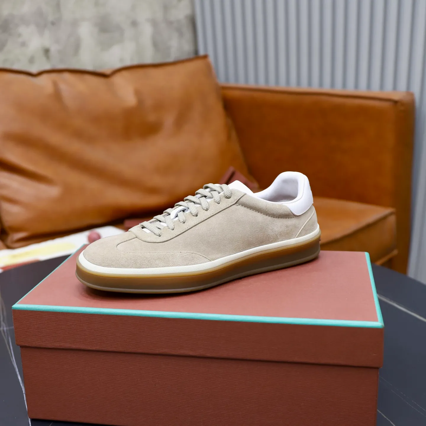 Ex-factory price: 560💰Loro Riana men’s moral training sneakers! Made from high-quality materials and designed in a low-cut silhouette, it offers an elegant and stylish look that's suitable for year-round wear. The unique double-layer sole aesthetic design, caramel cup-shaped outsole is decorated with off-white rubber trim, creating an attractive color combination. Pair with tailored pieces or jeans for a sophisticated yet casual look. The heel is decorated with soft cow leather tongue with Kummel color inserts and cotton laces with embossed LP logo. Upper: cow split suede. Lining: original thickened soft sheepskin. Size: 38-39-40-41-42-43-44 (customized in 45.46)